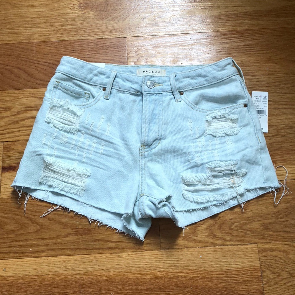 ❌ SOLD: Lightly Distressed Mid Rise Denim Shorts ❌